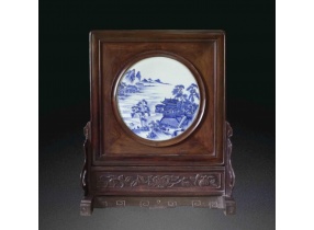 Thanh  hồng mộc khuông thanh hoa sơn thuỷ nhân vật văn từ bản清 红木框青花山水人物纹瓷板 