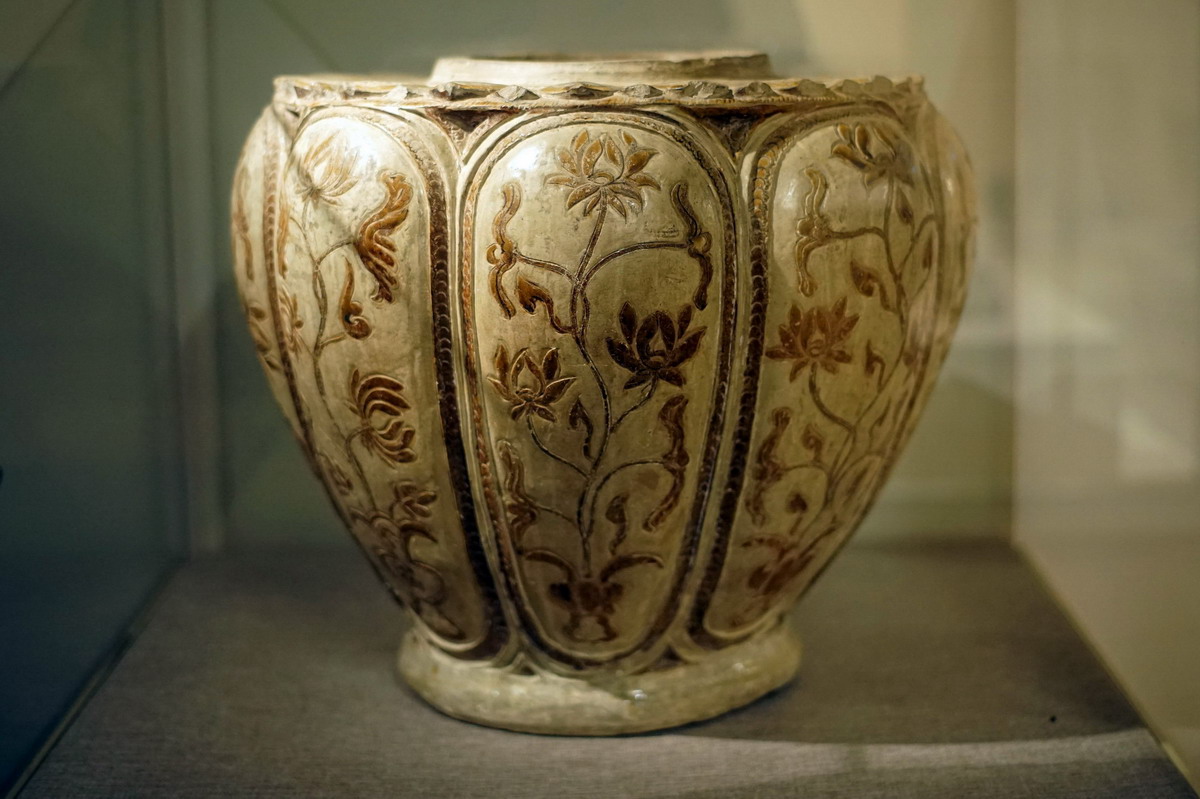 Thống gốm hoa nâu – bảo vật vô giá của thời Trần